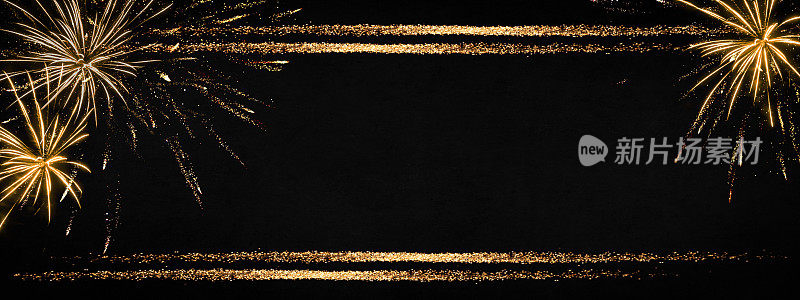 新年快乐2024 -节日除夕西尔维斯特派对背景贺卡模板横幅全景-金色框架，烟花烟花在漆黑的夜空纹理